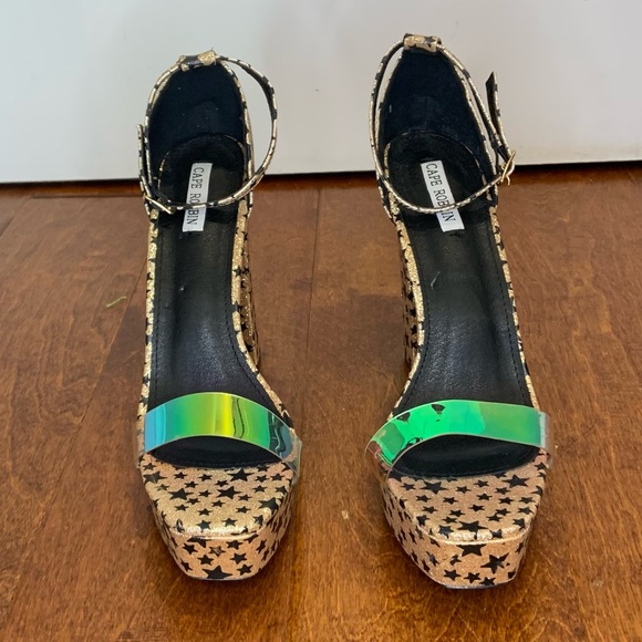 Cape Robbin glittery gold platform heels with star print and transparent upper - Picture 2 of 7